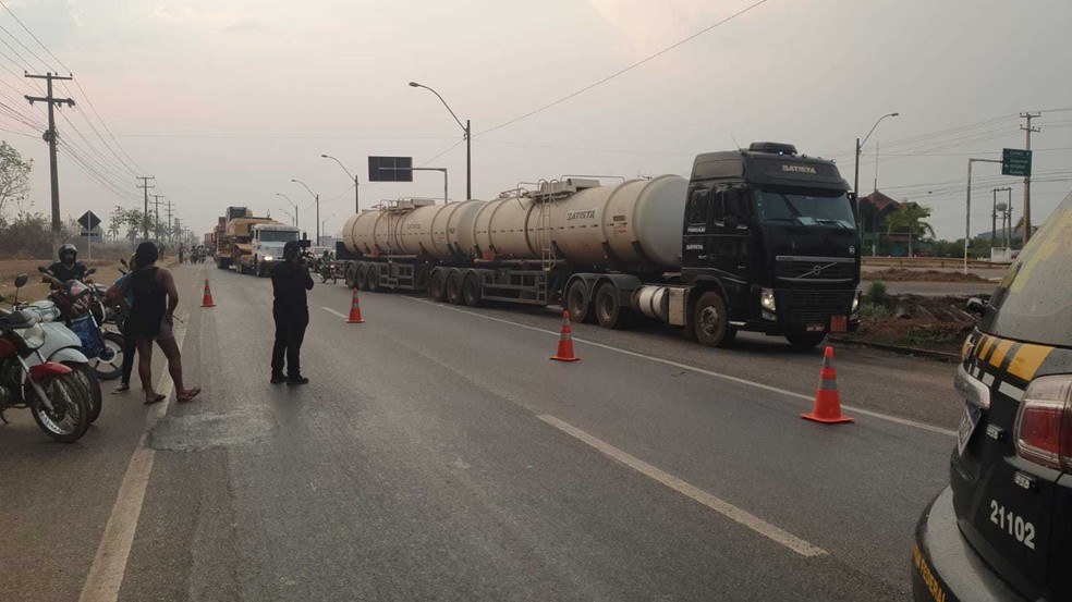 Caminhão carregado de óleo tomba na BR-364 em Porto Velho — Foto: PRF/Divulgação