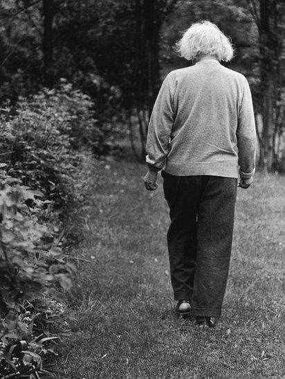 BBC Se Einstein tivesse pensado em suas grandes teorias enquanto estava sozinho em uma ilha deserta e não pudesse comunicá-las a ninguém, ele ainda seria um gênio? (Foto: Getty Images via BBC)