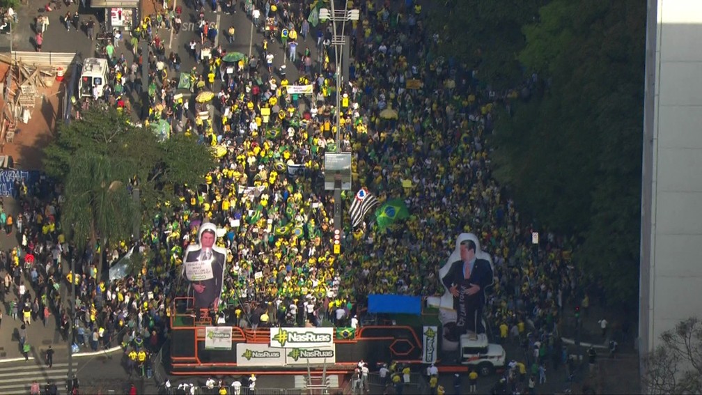 Protesto na Avenida Paulista por volta das 15h30 deste domingo (25) — Foto: Reprodução/TV Globo