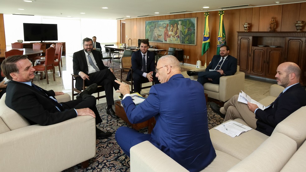 Bolsonaro recebeu no PalÃ¡cio do Planalto o embaixador de Israel em BrasÃ­lia, Yossi Shelley â?? Foto: Marcos CorrÃªa/PR