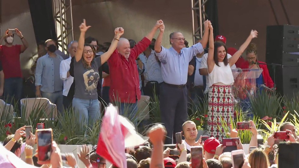 Lula e Alckmin acompanhados das esposas em evento do PT, neste sábado (9) — Foto: Reprodução/TV Globo