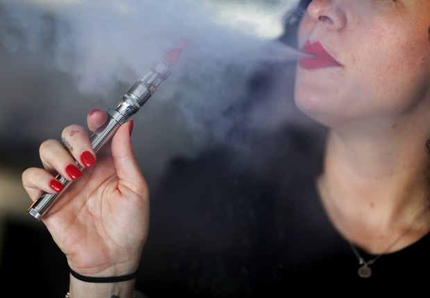Os cigarros eletrônicos usam o calor para vaporizar um líquido, e os fumantes inalam o vapor, em vez da fumaça (Foto: Joe Raedle/Getty Images)