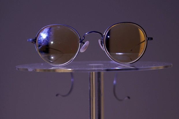 Óculos que foi de John Lennon está exposto no Beatles Story Museum (Foto: Getty Images)