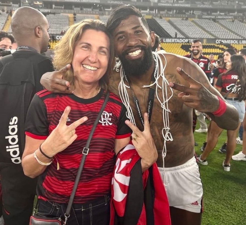 Angela Machado com Rodinei, lateral do Flamengo &mdash; Foto: Reprodu&ccedil;&atilde;o Instagram