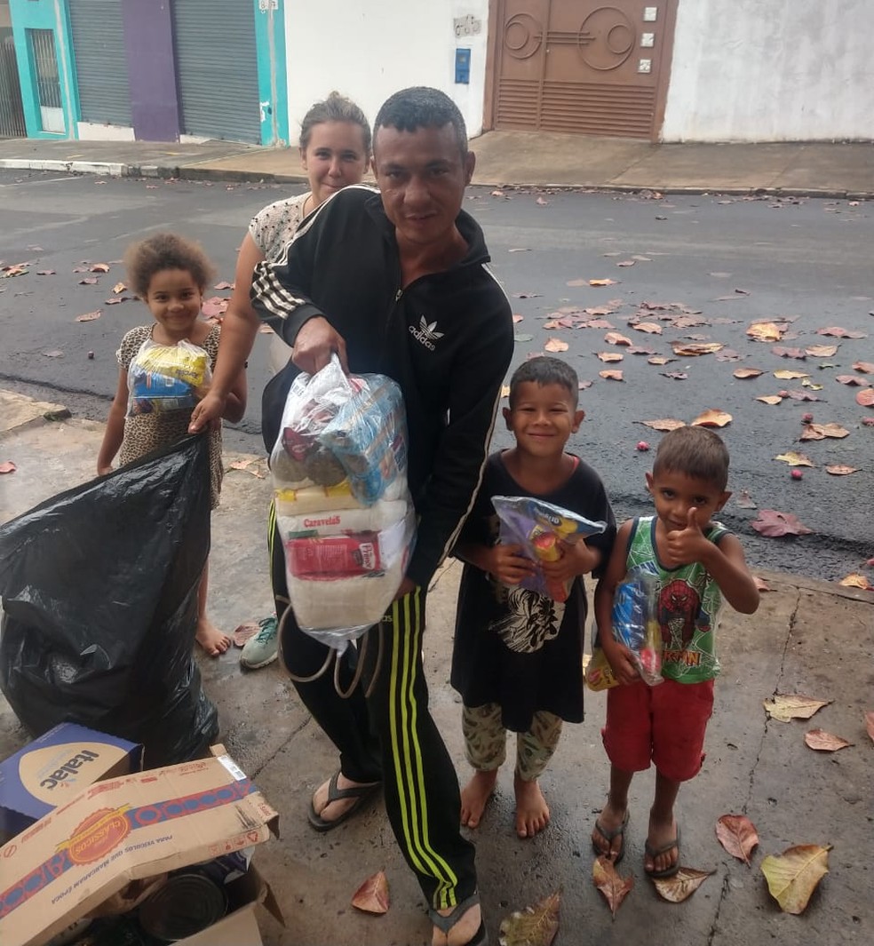 Projeto entrega cestas básicas para famílias de Bauru — Foto: Arquivo pessoal/Huxley de Pádua