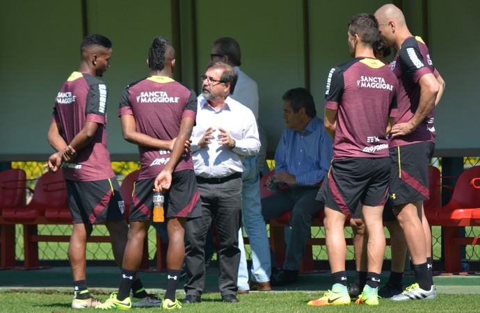 Marco Aurélio Cunha conversa com jogadores do São Paulo (Foto: Ana Luiza Rosa/saopaulofc.net)