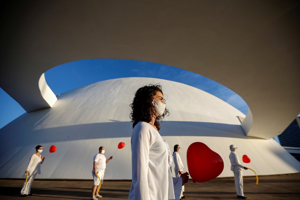 8 de junho - Artistas se apresentam com balões vermelhos em homenagem aos mortos pela Covid-19, em Brasília — Foto: Adriano Machado/Reuters
