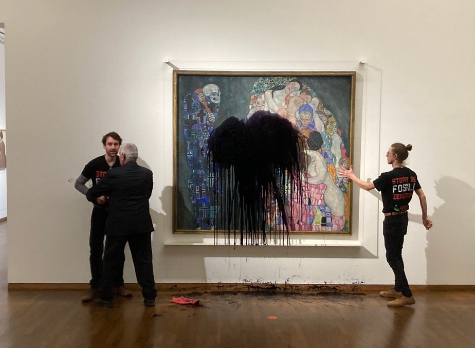 Ativistas ambientais jogaram líquido preto em quadro de Klimt, em Viena