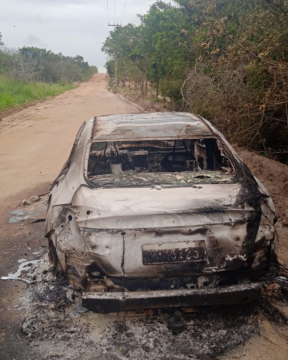 Carro foi encontrado incendiado na Estrada da Caveira, em São Pedro da Aldeia, no RJ — Foto: Redes sociais