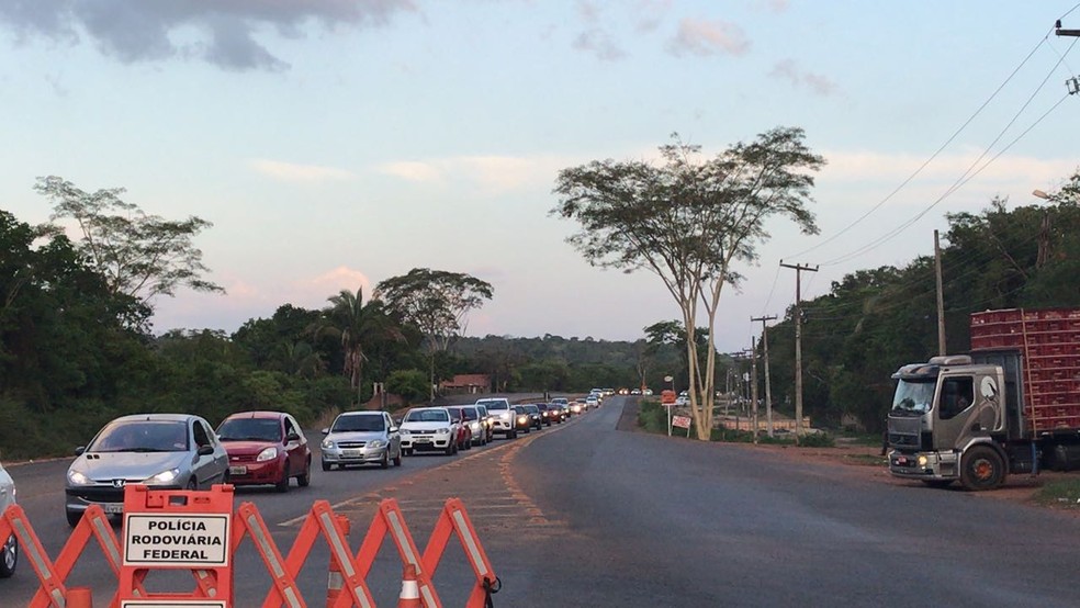 Grande volume de carros vindos do litoral causou fila na entrada de Teresina. (Foto: Anielle Teixeira/ TV Clube)