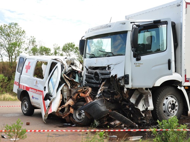 Acidente entre ambulância e caminhão mata três pessoas no RS (Foto: Diogo Zanatta/Agência RBS)