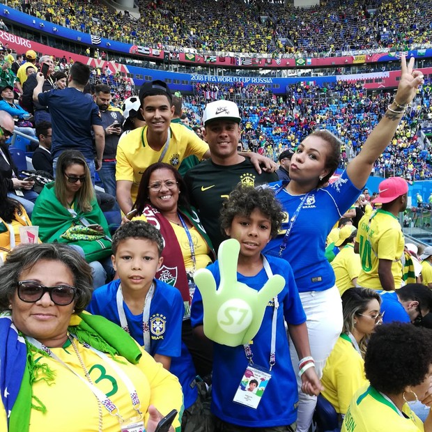 Amigos e familiares de Thiago Silva no estádio (Foto: Reprodução/Instagram)