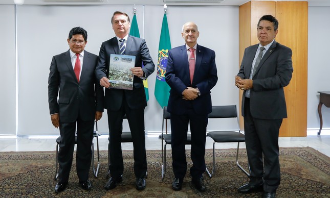 Bolsonaro e o ministro Luiz Ramos com o pastor Gilmar, agora preso
