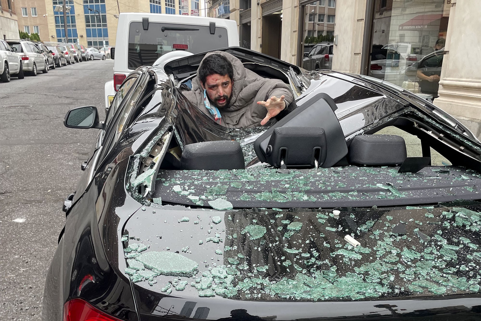 Homem sobrevive a queda de nove andares após cair sobre carro em Jersey City (Foto: reprodução twitter)
