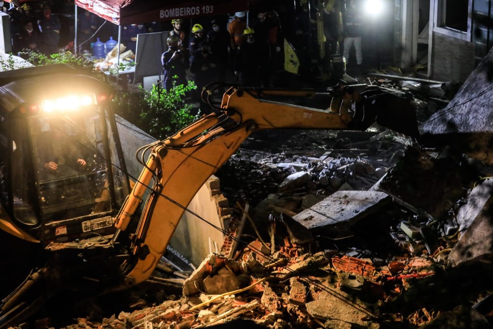 Escavadeira mexe nos escombros de desabamento em Florianópolis na noite de 25 de maio — Foto: Diorgenes Pandini/NSC