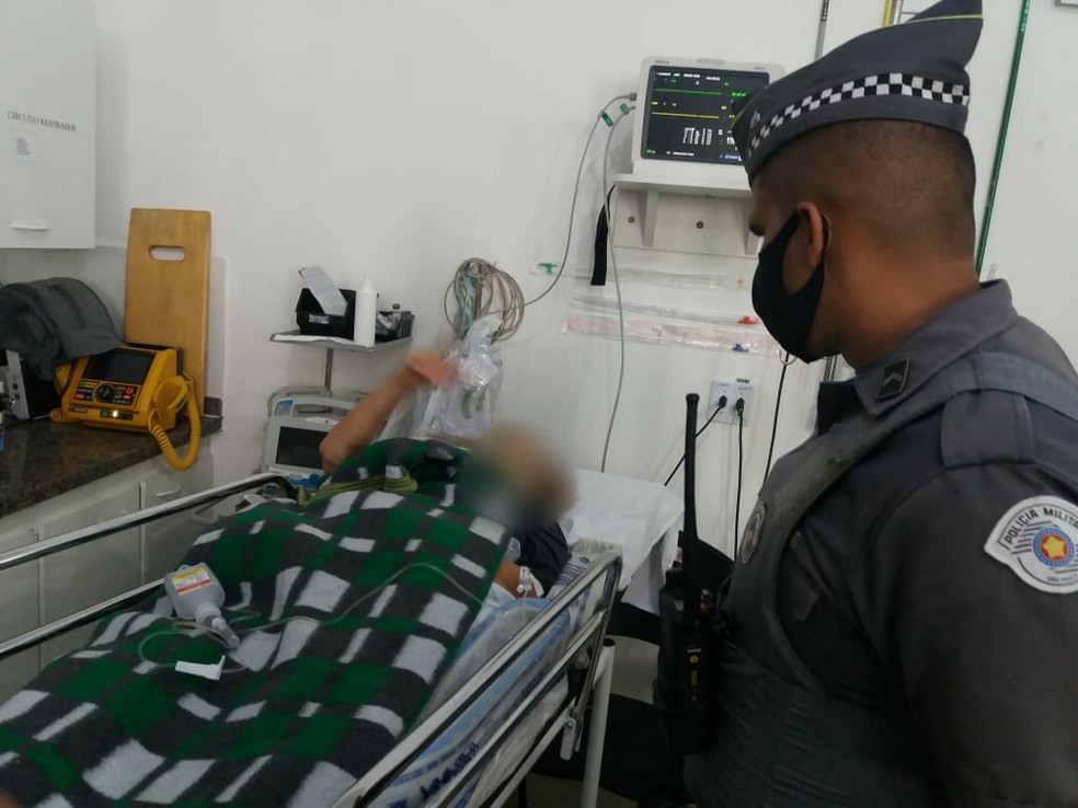 Idosa de 78 anos passará por cirurgia após ter sido salva por seus cachorros  — Foto: Divulgação/Polícia Militar