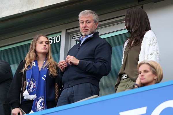 Roman Abramovich com a filha Sofia Abramovich em partida do Chelsea (Foto: Getty Images)