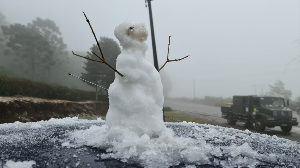 Localidade Cruzeiro, em São Joaquim (SC), na Serra, registrou neve nesta segunda-feira (18) — Foto: Mycchel Legnahi/São Joaquim Online