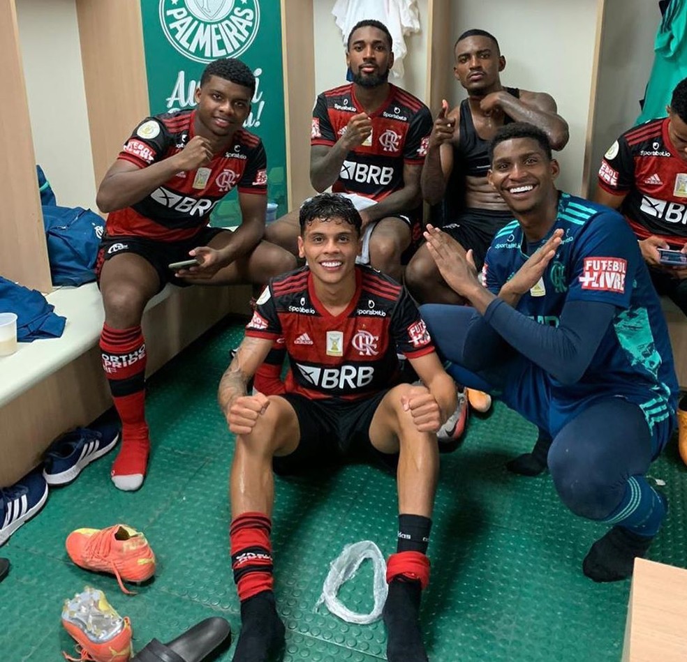 Hugo comemora com jovens o empate do Flamengo em São Paulo — Foto: Reprodução