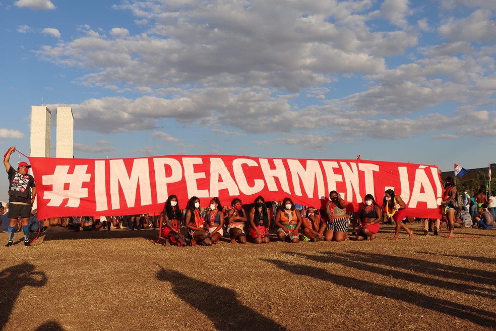 Indígenas estendem faixa pedindo impeachment, em frente ao Congresso Nacional, em BRasília — Foto: Carolina Cruz/ G1