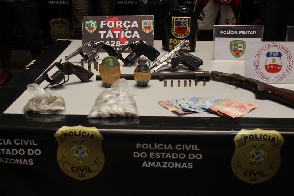 Duas granadas foram apreendidas  — Foto: Eliana Nascimento/G1 AM