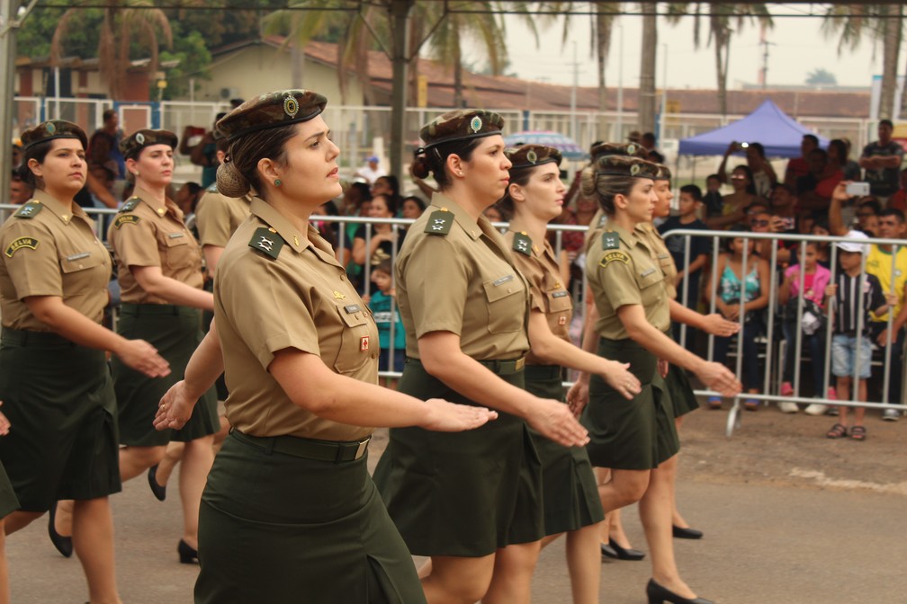 Contingente feminino do Exército marcha em desfile em Porto Velho. (Foto: Pedro Bentes/G1)