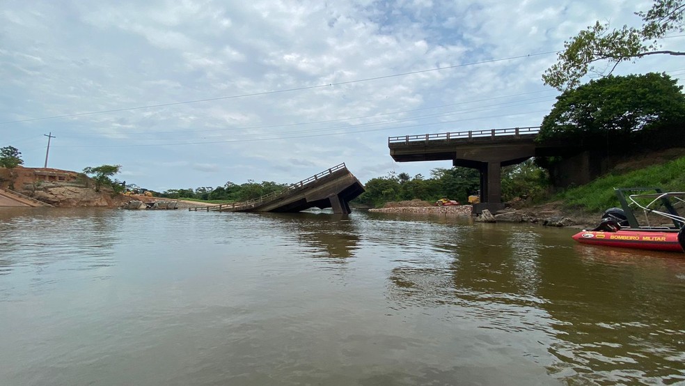 Ponte sobre Rio Curuçá desabou em trecho da BR-319, no Amazonas — Foto: Ruthiene Bindá/Rede Amazônica