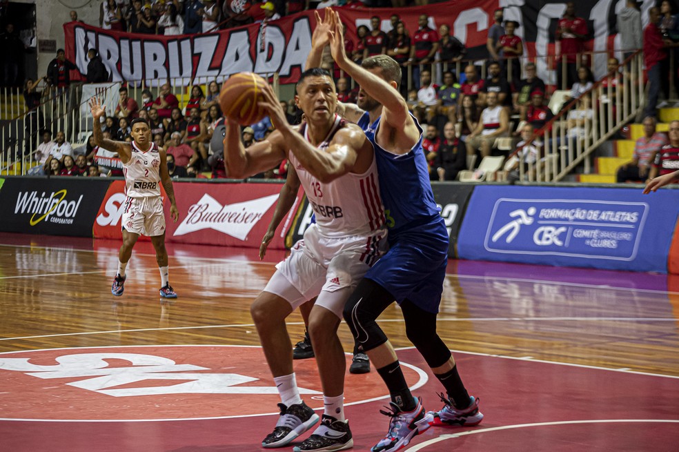 JP Batista encara a marcação do Minas — Foto: Paula Reis/Flamengo