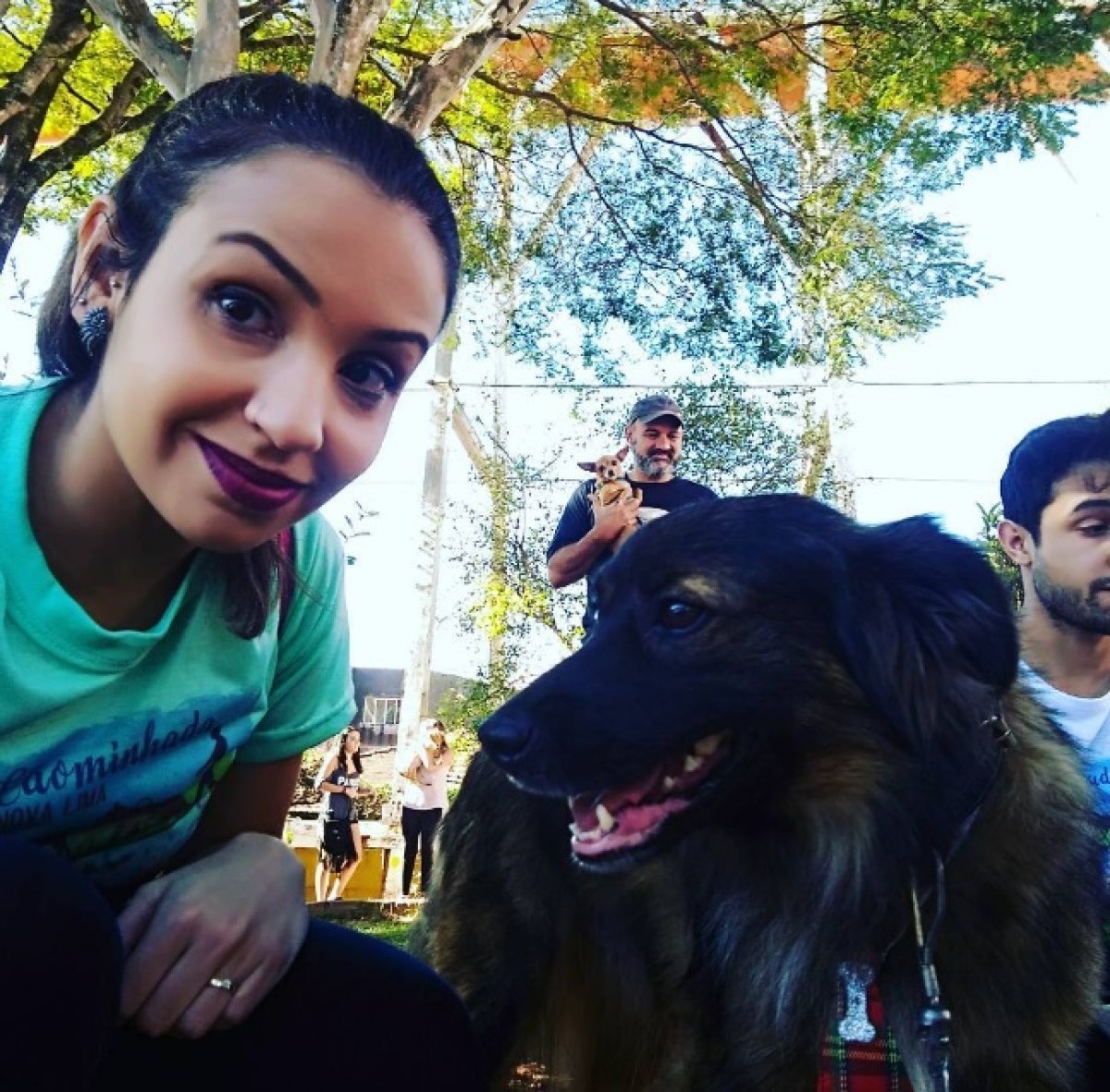 Na foto, a jornalista Débora Helena Costa acompanhada do seu cão Bastião (Foto: Arquivo Pessoal/ Débora Helena Costa)