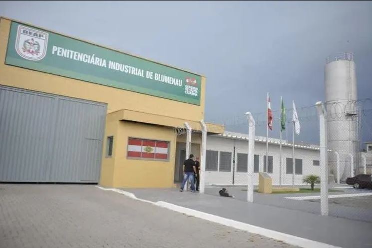 Advogado é detido ao tentar entrar em penitenciária de SC com celulares escondidos em tubos de pomada