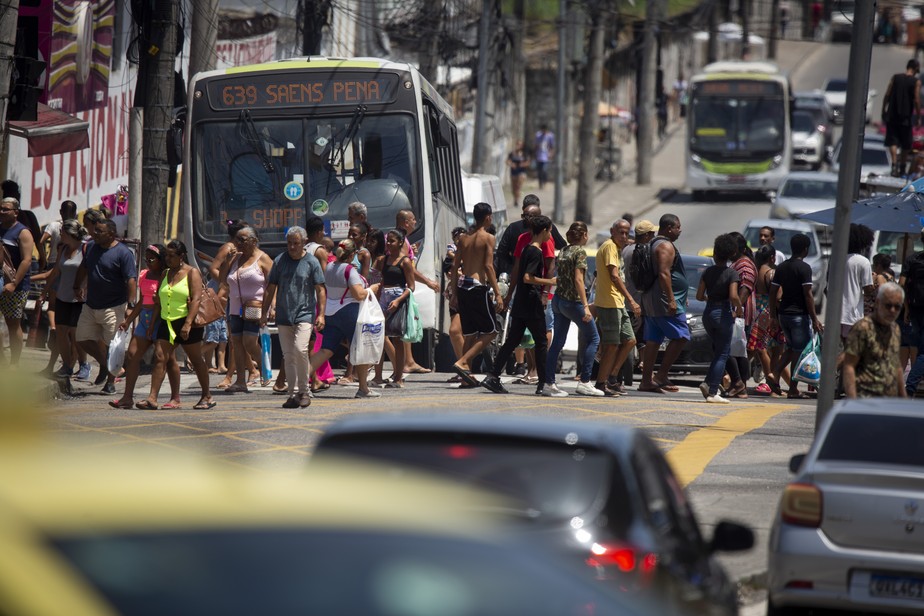 Avenida Ministro Edgar Romero, em Madureira. Grande circulação de pessoas, excesso de carros e construções, falta de vegetação são fatores que impactam na temperatura. Foto de Márcia Foletto