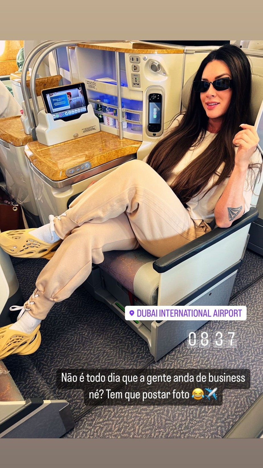 Juju Salimeni se despede de Dubai mostra itens de luxo em voo de volta ao BR