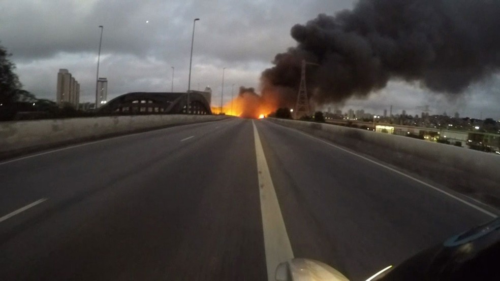 Incêndio atinge Ponte do Jaguaré, na Zona Oeste de São Paulo — Foto: Reprodução/TV Globo