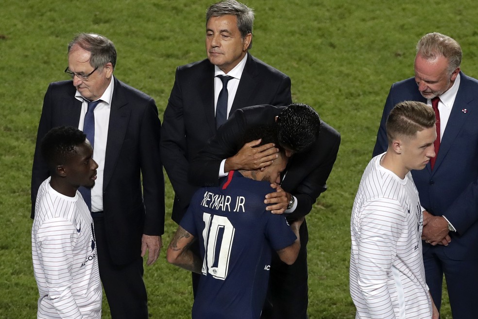 Neymar é consolado pelo presidente do PSG, Nasser Al-Khelaifi — Foto: Manu Fernandez/Reuters