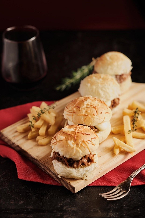 Mini sanduíches de porco com molho de vinho e queijo  (Foto: Klacius Ank / Divulgação)