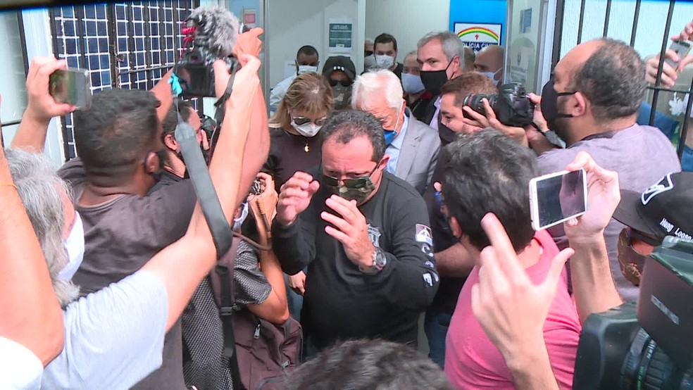 Sari Corte Real saiu da delegacia sob xingamentos da população e gritos de 'assassina' — Foto: Reprodução/TV Globo