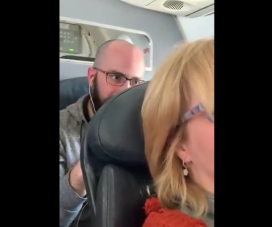 Passageira filma homem socando seu assento no avião após reclinar (Foto: Reprodução / Twitter)