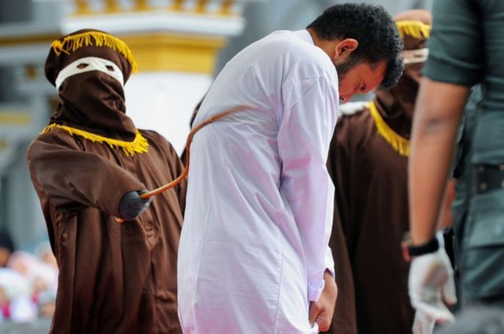 Autoridades islâmicas açoitaram um homem acusado de atos homossexuais em Banda Aceh, Indonésia, 85 vezes — Foto: CHAIDEER MAHYUDDIN/AFP VIA GETTY IMAGES/BBC