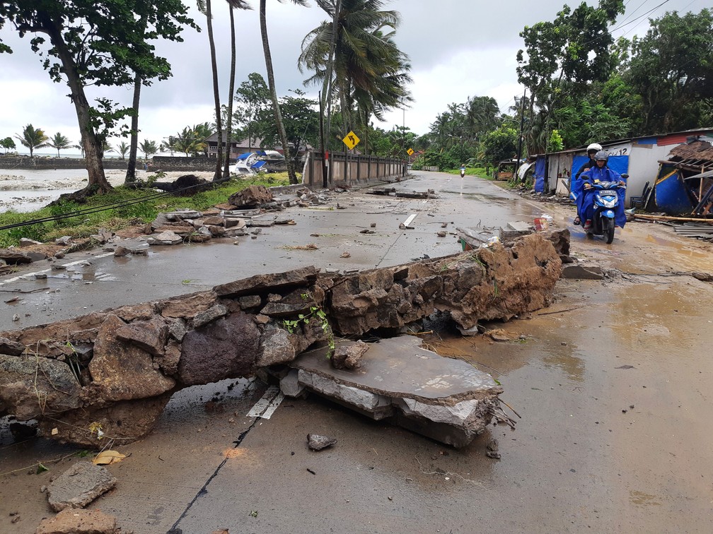 Muro foi derrubado pelo tsunami na praia de Carita, em Pandeglang, na IndonÃ©sia  â Foto: Adi Kurniawan/ Reuters