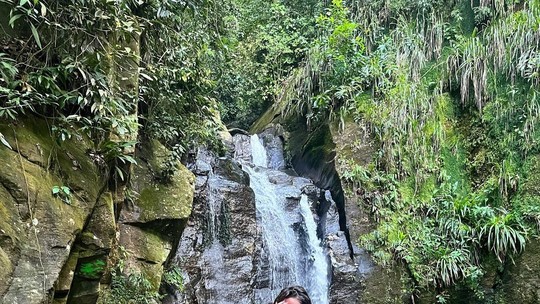Ana Clara Winter curte cachoeira paradisíaca