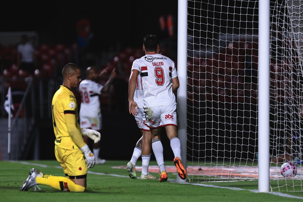 Calleri comemora gol em São Paulo x Atlético-GO — Foto: Ettore Chiereguini/AGIF