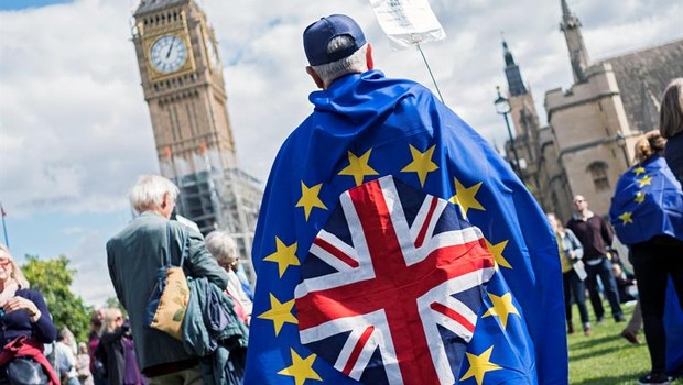 Homem marcha em Londres contra o Brexit (Foto: EFE/EPA/WILL OLIVER)