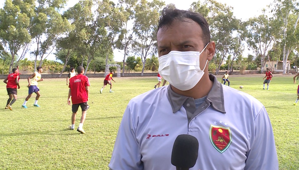 William Lima, técnico do Petrolina — Foto: Reprodução / TV Grande Rio
