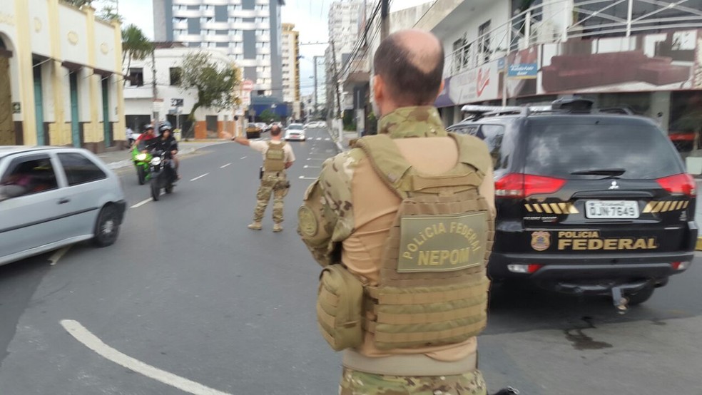 Mandados são cumpridos em Itajaí (Foto: Luiz Souza/NSC TV)