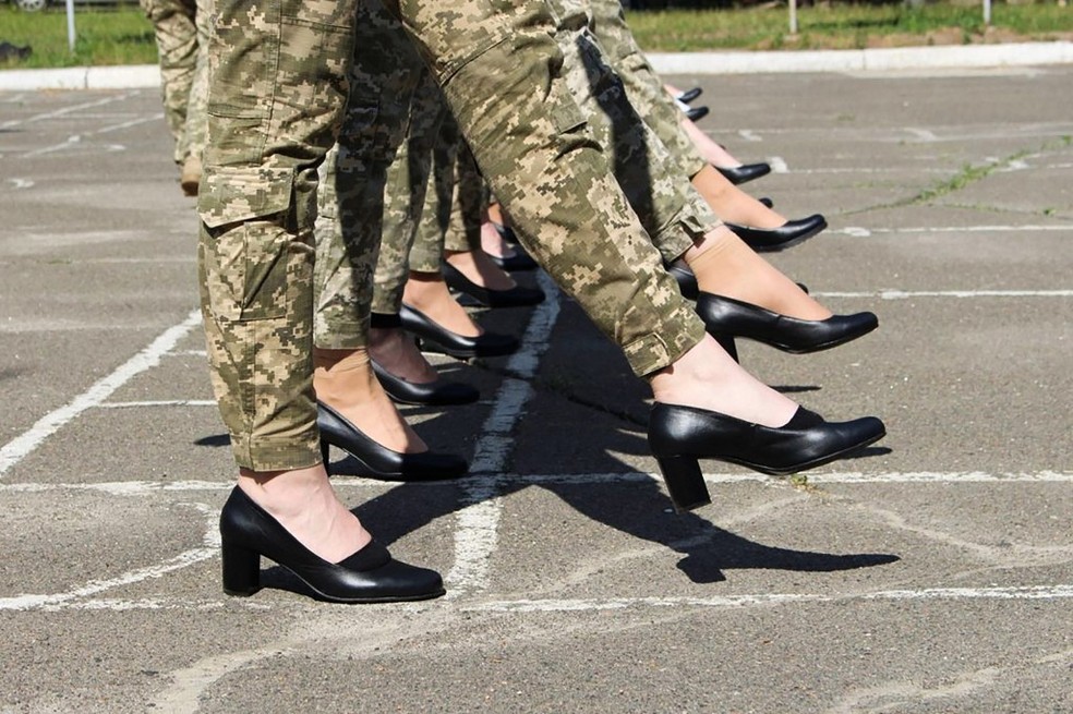 Pernas de mulheres das Forças Armadas da Ucrânia que foram obrigadas a marchar de alto alto — Foto: Ukrainian Defence ministry press-service / AFP