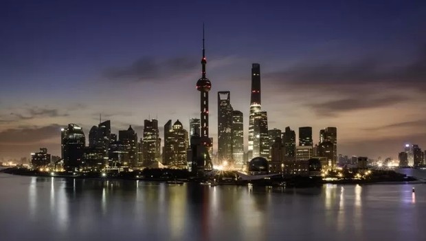 As autoridades de Xangai, na foto, têm um gêmeo digital da cidade que elas usam para modelar seu desenvolvimento futuro (Foto: GETTY IMAGES via BBC)