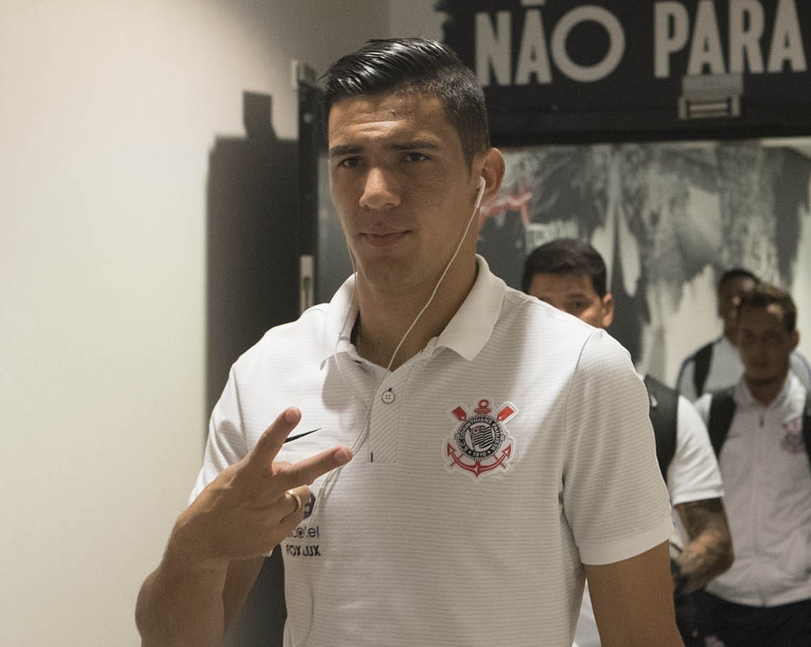 Corinthians define perfil, mas mercado restrito dificulta busca por zagueiro