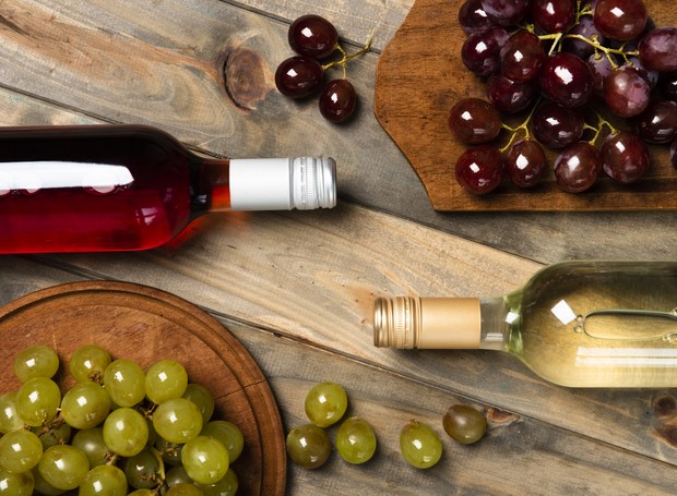 Os vinhos rosés e brancos são os favoritos para o verão (Foto: Freepik / Creative Commons)