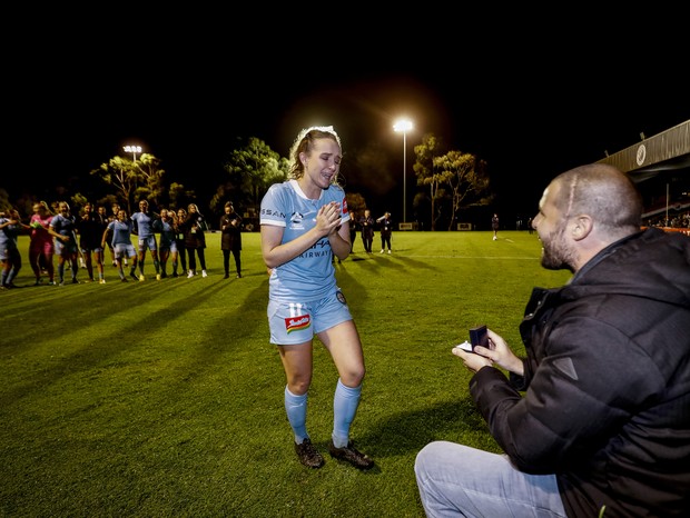 Jogadora de futebol Rhali Dobson é pedida em casamento por Matt Stonham (Foto: Getty Images)