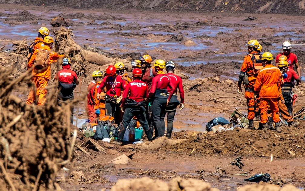 Bombeiros e brigadistas trabalham na escavação em busca de 2 ônibus, no 5º dia de buscas por vítimas em Brumadinho — Foto: Fábio Barros/Agência F8/Estadão Conteúdo